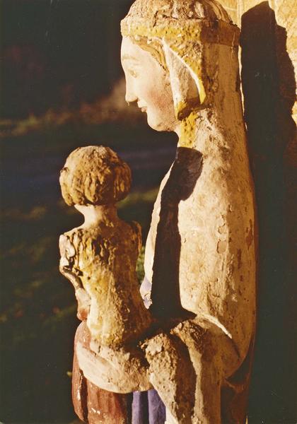 statue : Vierge à l'Enfant, détail du gauche