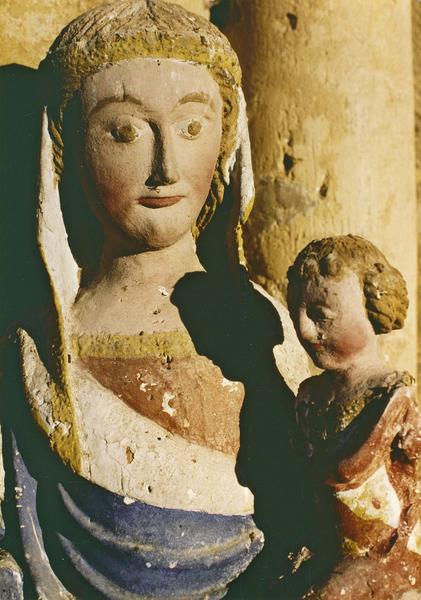 statue : Vierge à l'Enfant, détail de droite