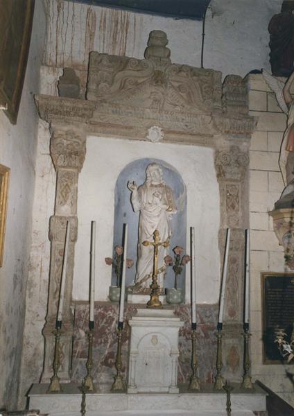 retable, statue, six chandeliers