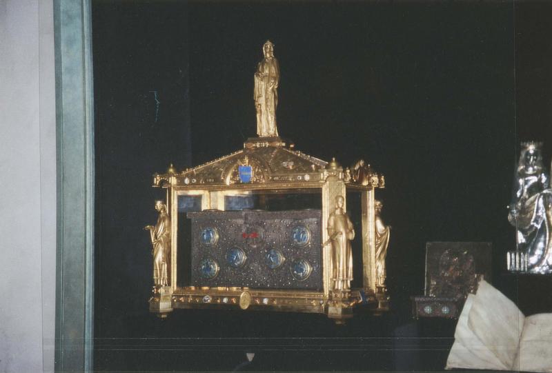 châsse du coffre de l'abbé Boniface, portant aux quatre angles les statuettes de l'abbé Etienne, saint Dulcide, l'abbé Odofric et Marge Bourret, au sommet une statuette de sainte-Foy