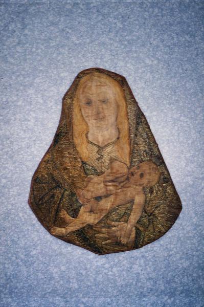 fragment de broderie provenant d'un devant d'autel (supposé) : Vierge allaitant en buste