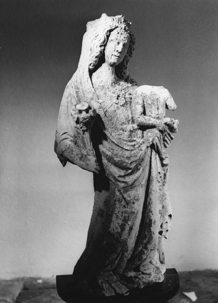 statue : Vierge à l'Enfant, détail l'Enfant sans sa tête - © Ministère de la Culture (France), Médiathèque du patrimoine et de la photographie (objets mobiliers), tous droits réservés