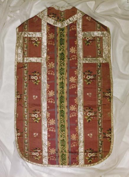 chasuble, soie rose à décor de bouquets, galons de fils argentés - © Ministère de la Culture (France), Médiathèque du patrimoine et de la photographie (objets mobiliers), tous droits réservés
