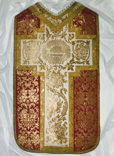 chasuble, satin rouge et tissu blanc brodrés d'or - © Ministère de la Culture (France), Médiathèque du patrimoine et de la photographie (objets mobiliers), tous droits réservés