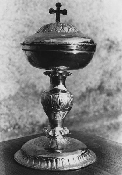 ciboire avec un croix