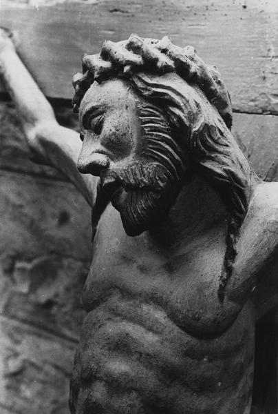 statue (crucifix) : Christ, détail