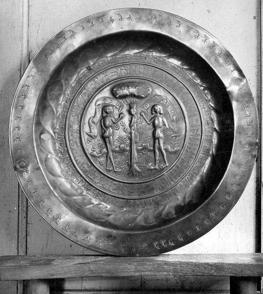 plat de quête : Adam et Eve de chaque côté du pommier, vue générale