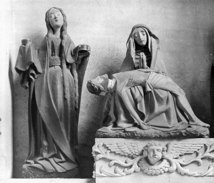 statue : sainte Madeleine, vue générale ; groupe sculpté : Vierge de Pitié, vue générale