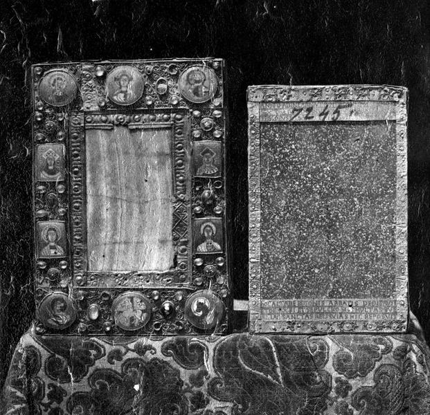 autels portatifs dit de sainte Foy (à gauche) et dit de Bégon III (à droite), vue générale