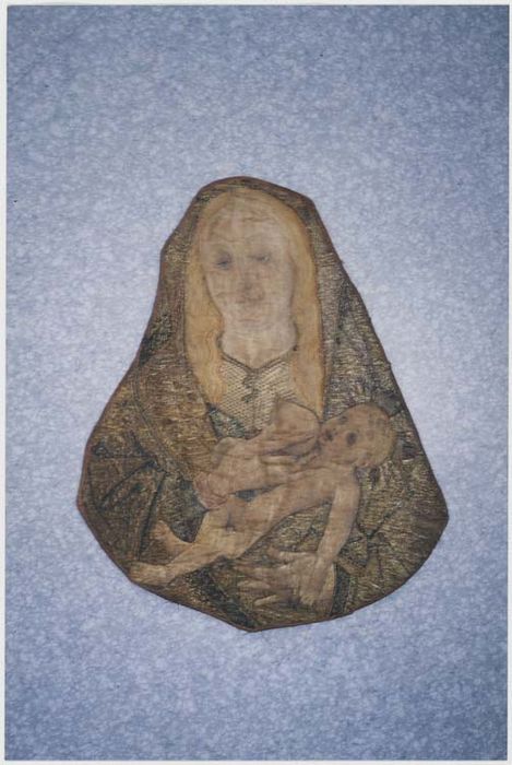 fragment de broderie provenant d'un devant d'autel (?) : Vierge allaitant en buste