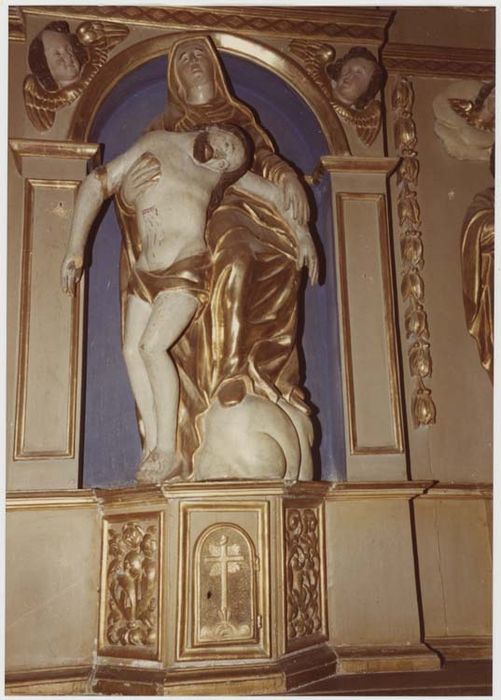 tabernacle et groupe sculpté : Vierge de Pitié