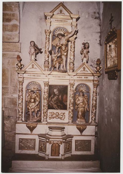 Retable de la chapelle des Saints-Anges, tabernacle, tableau : Vierge à l'Enfant, et trois statues : Saint Raphaël, Saint Michel et Saint Gabriel