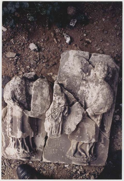 Fragment de bas-relief : Vierge à l'Enfant sur un écu porté par deux anges