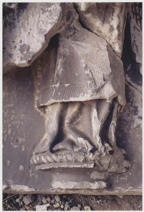 fragment de bas-relief : Vierge à l'Enfant sur un écu porté par deux anges, détail