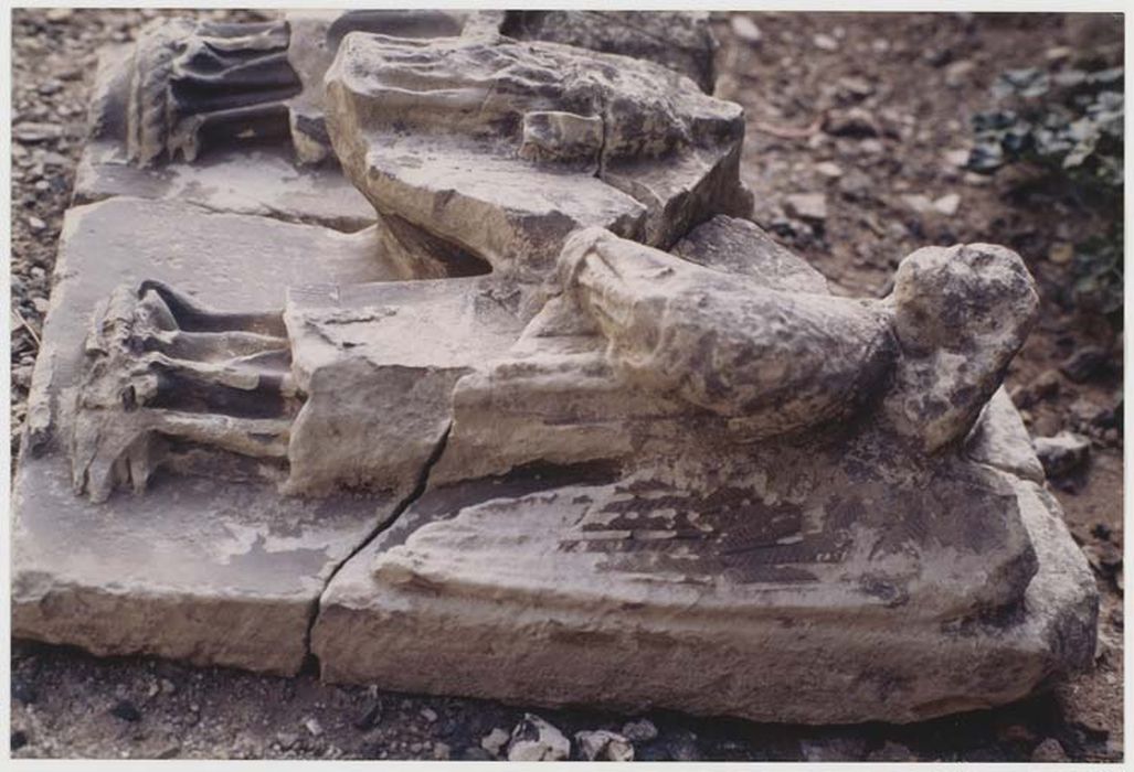 fragment de bas-relief : Vierge à l'Enfant sur un écu porté par deux anges, détail