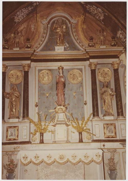 Retable du maître-autel, haut-relief : Dieu le Père, et quatre reliefs (médaillons) : Annonciation, Visitation, Nativité, Assomption 