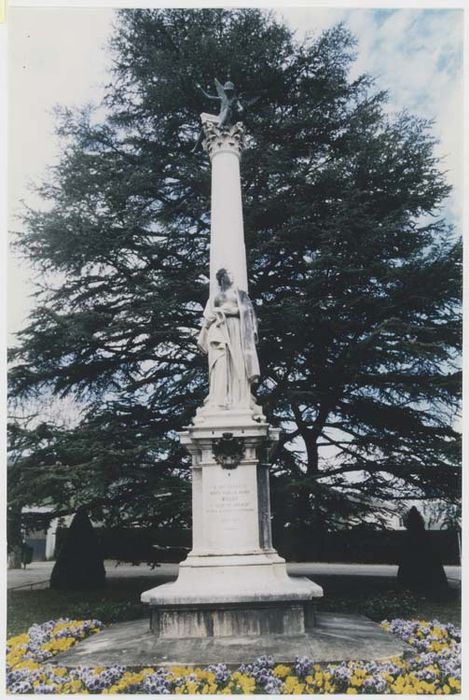monument aux morts : Allégorie de la ville de Millau et victoire - © Ministère de la Culture (France), Médiathèque du patrimoine et de la photographie, diffusion GrandPalaisRmn Photo