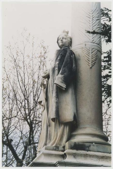 monument aux morts : détail, face gauche de l’allégorie - © Ministère de la Culture (France), Médiathèque du patrimoine et de la photographie, diffusion GrandPalaisRmn Photo