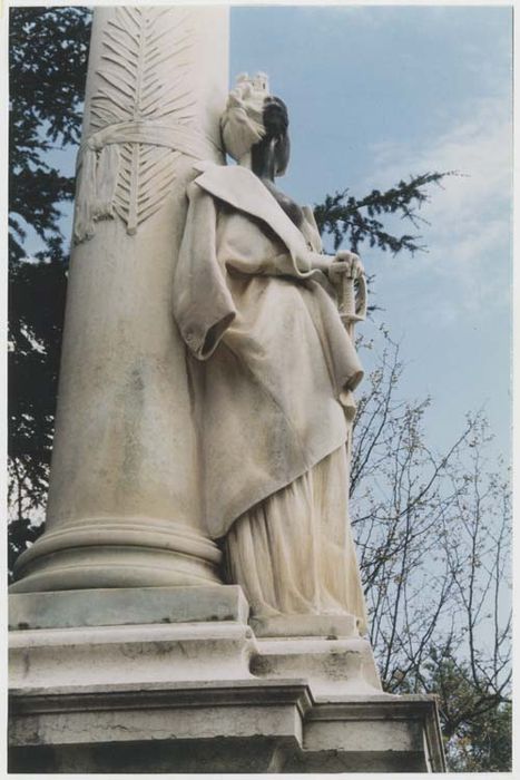 monument aux morts : détail, face droite de l’allégorie - © Ministère de la Culture (France), Médiathèque du patrimoine et de la photographie, diffusion GrandPalaisRmn Photo