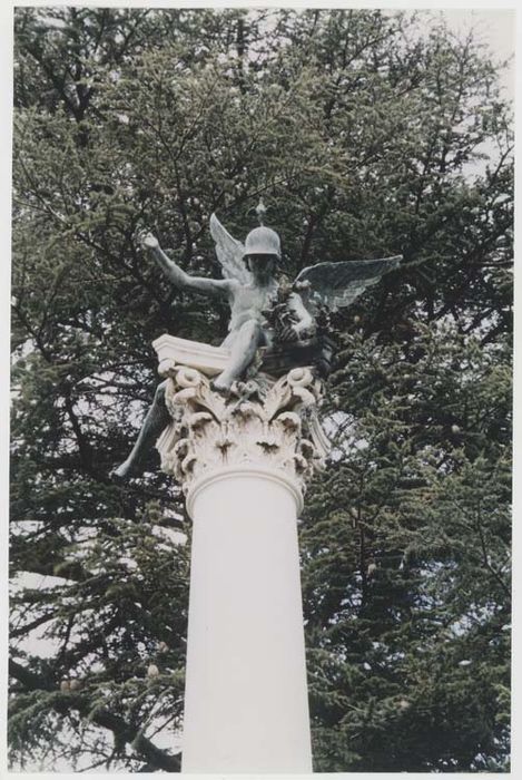 monument aux morts : détail du génie ailé - © Ministère de la Culture (France), Médiathèque du patrimoine et de la photographie, diffusion GrandPalaisRmn Photo