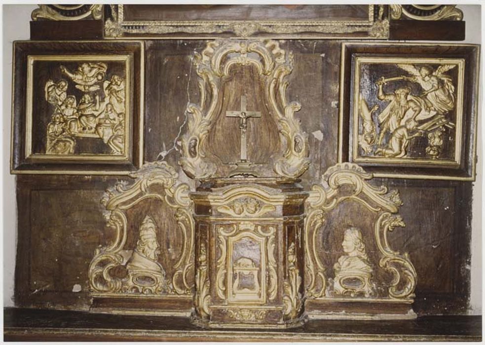 éléments de l'ancien retable du maître-autel comprenant deux bas-reliefs, l'ancien tabernacle du maître-autel et son exposition - © Ministère de la Culture (France), Médiathèque du patrimoine et de la photographie, diffusion GrandPalaisRmn Photo