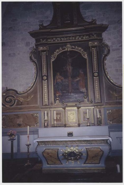 autel (maître-autel), tabernacle, retable et tableau : Christ en croix entre la Vierge et saint Vincent