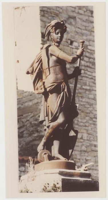 statue : Nymphe (Naïade ?), profil droit