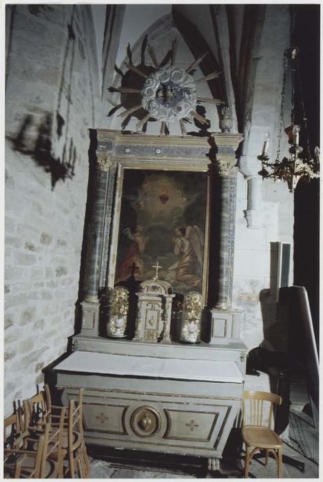 autel et retable d'une chapelle latérale nord, et tableau : Adoration du Sacré-Coeur