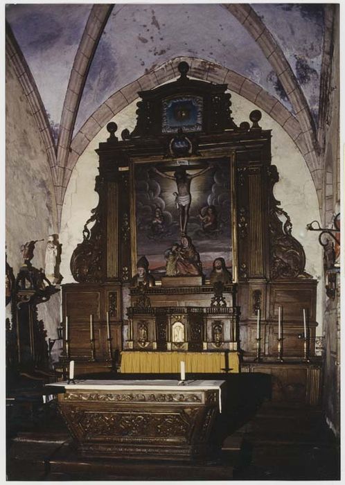 autel (maître-autel), tabernacle, retable, et deux bustes-reliquaires