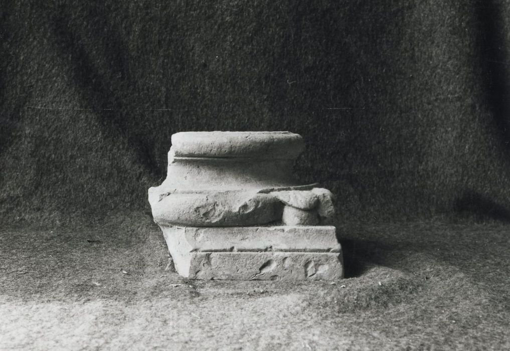 base de colonne de style roman - © Ministère de la Culture (France), Médiathèque du patrimoine et de la photographie, diffusion GrandPalaisRmn Photo