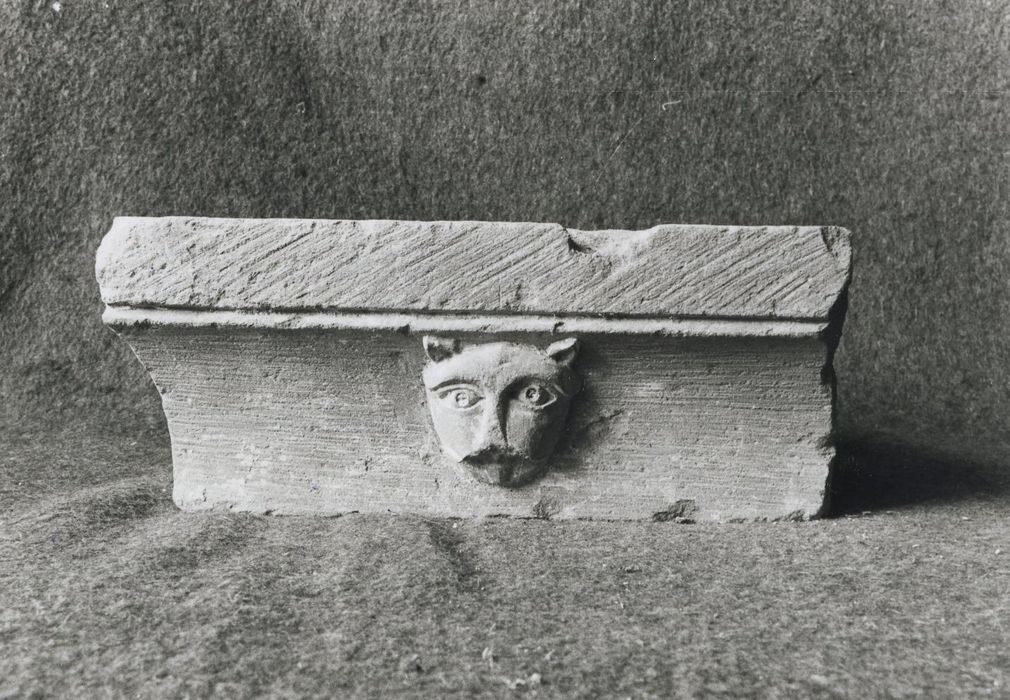chapiteau (tailloir) style roman - © Ministère de la Culture (France), Médiathèque du patrimoine et de la photographie, diffusion GrandPalaisRmn Photo