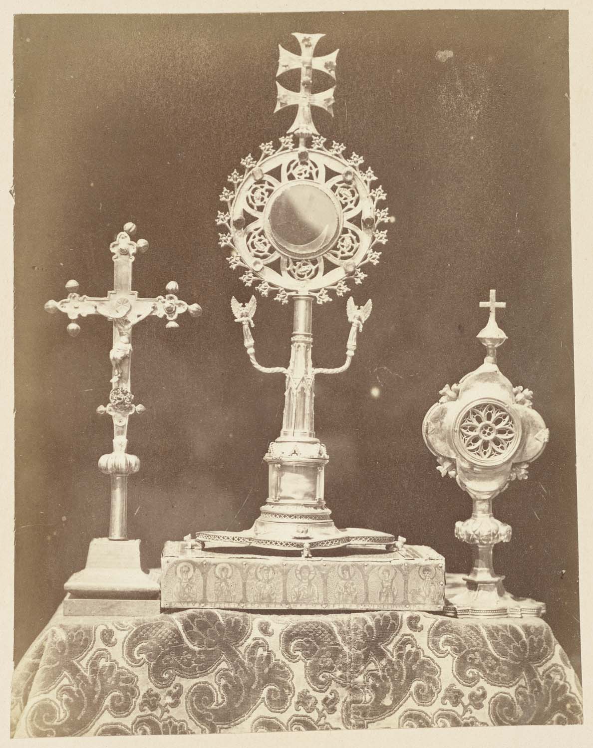 De gauche à droite : croix de procession (?), reliquaire -monstrance et reliquaire à quatre lobes