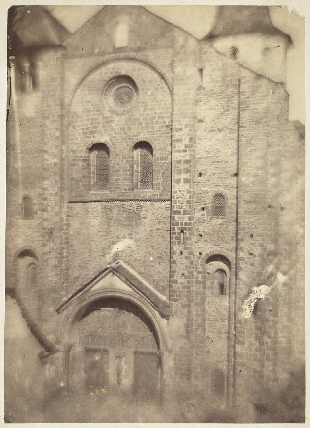 Façade Ouest avec le portail et la statue de sainte Foy au trumeau