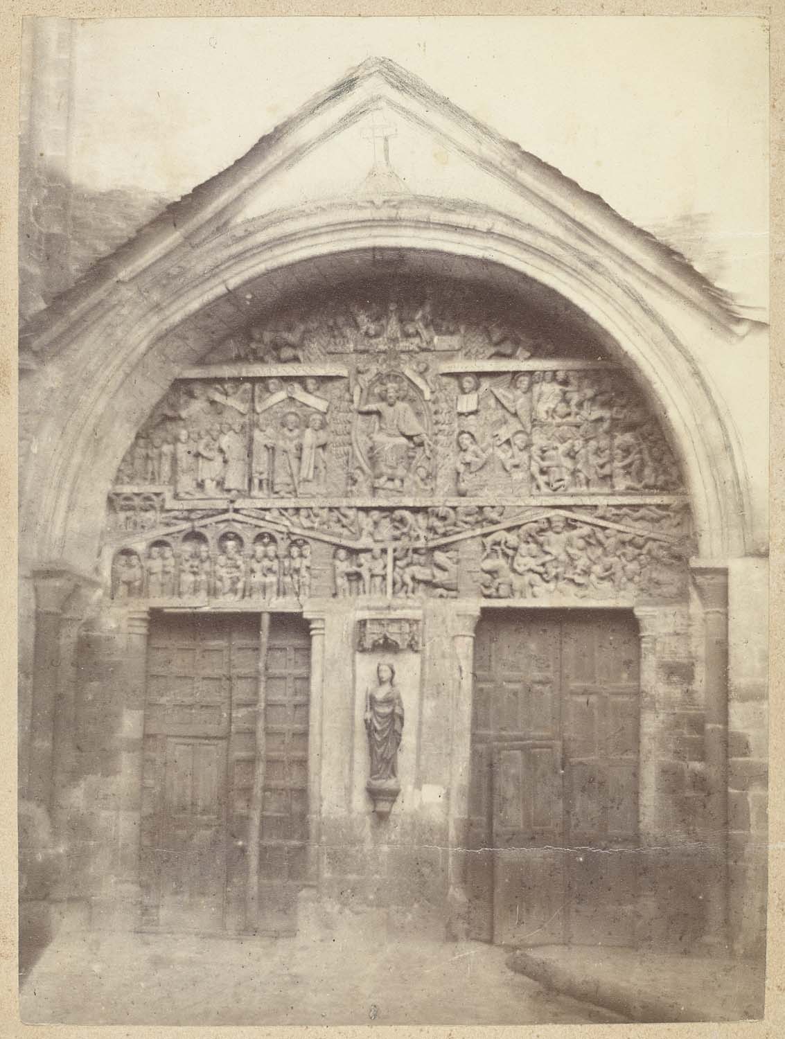 Portail Ouest avant restauration avec la statue de sainte Foy au trumeau