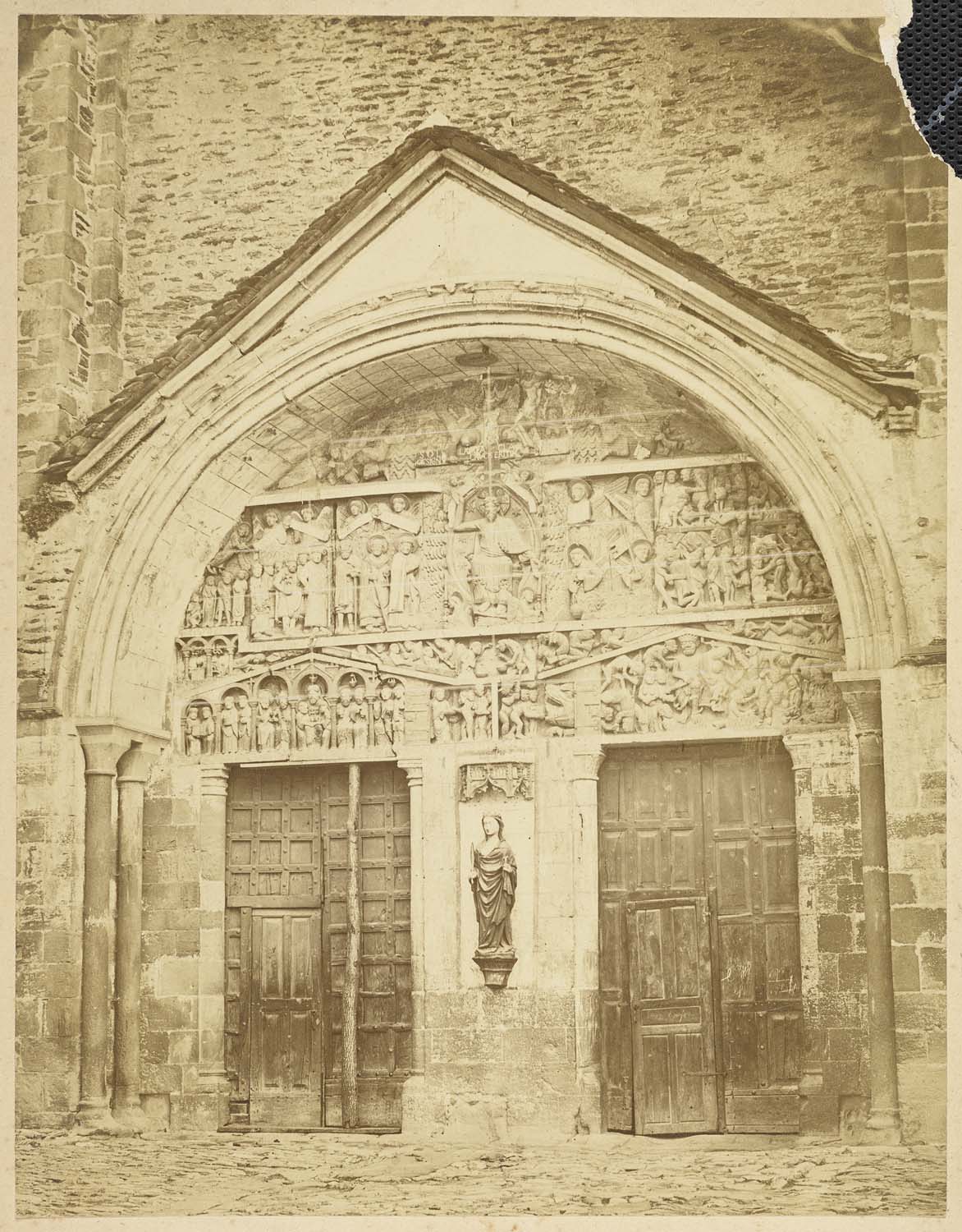 Portail Ouest avant restauration avec la statue de sainte Foy au trumeau