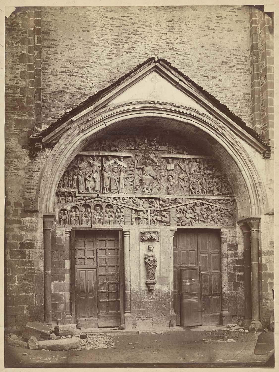 Portail Ouest avant restauration avec la statue de sainte Foy au trumeau