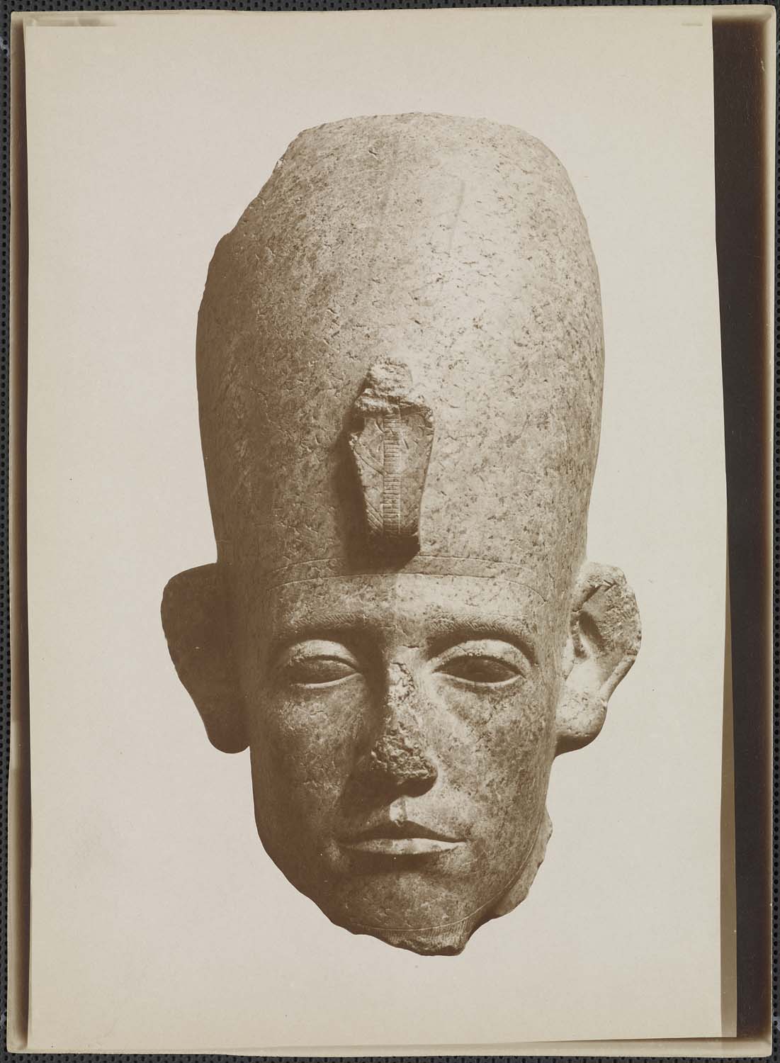 Tête d'une statue colossale en granit de Sesostris III