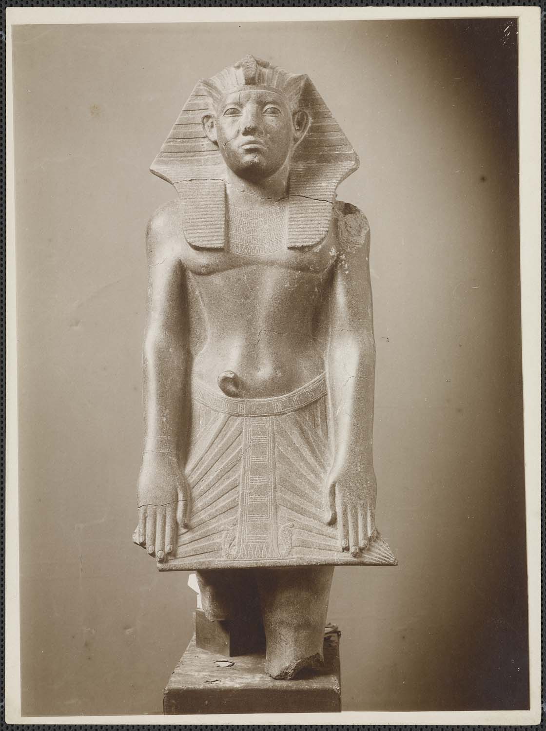 Statue d'Amenemhat III debout, diorite ou granit noir, 12e dynastie, trouvée dans la cachette de Karnak parmi six autres similaires