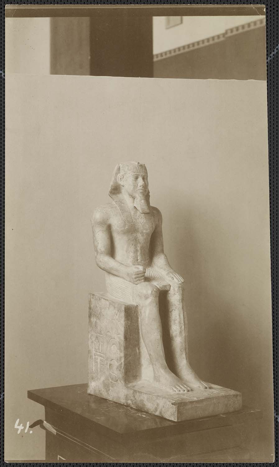 Statue du roi Khéphren assis sur un trône cubique gravé de son nom d'Horus et de son nom de couronnement, albâtre, trouvée à Mit Rahineh, 4e dynastie