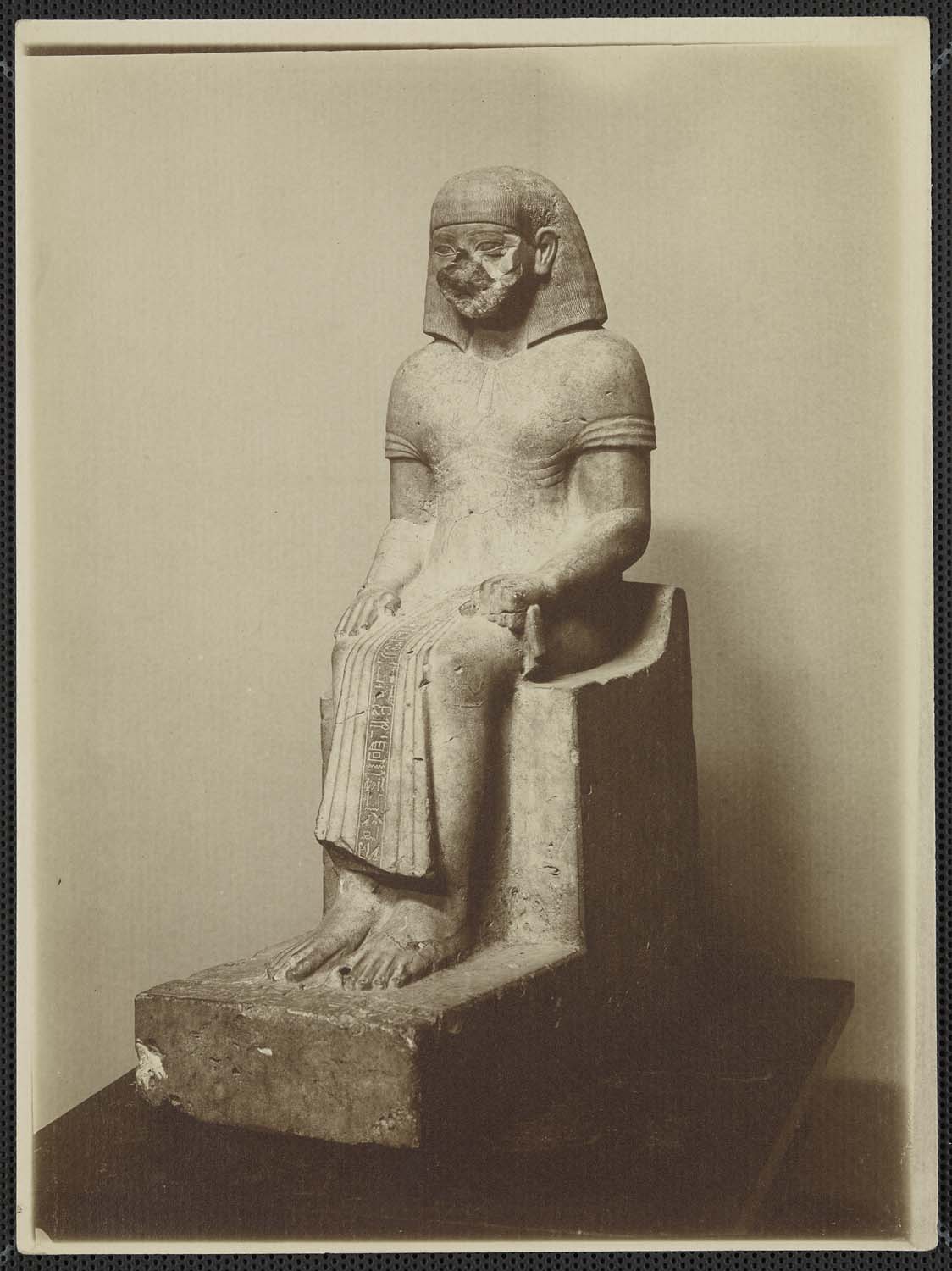 Statue assise d'Hori, vêtu d'une longue robe au devanteau orné d'une colonne d'inscriptions, calcaire peint, 18e dynastie