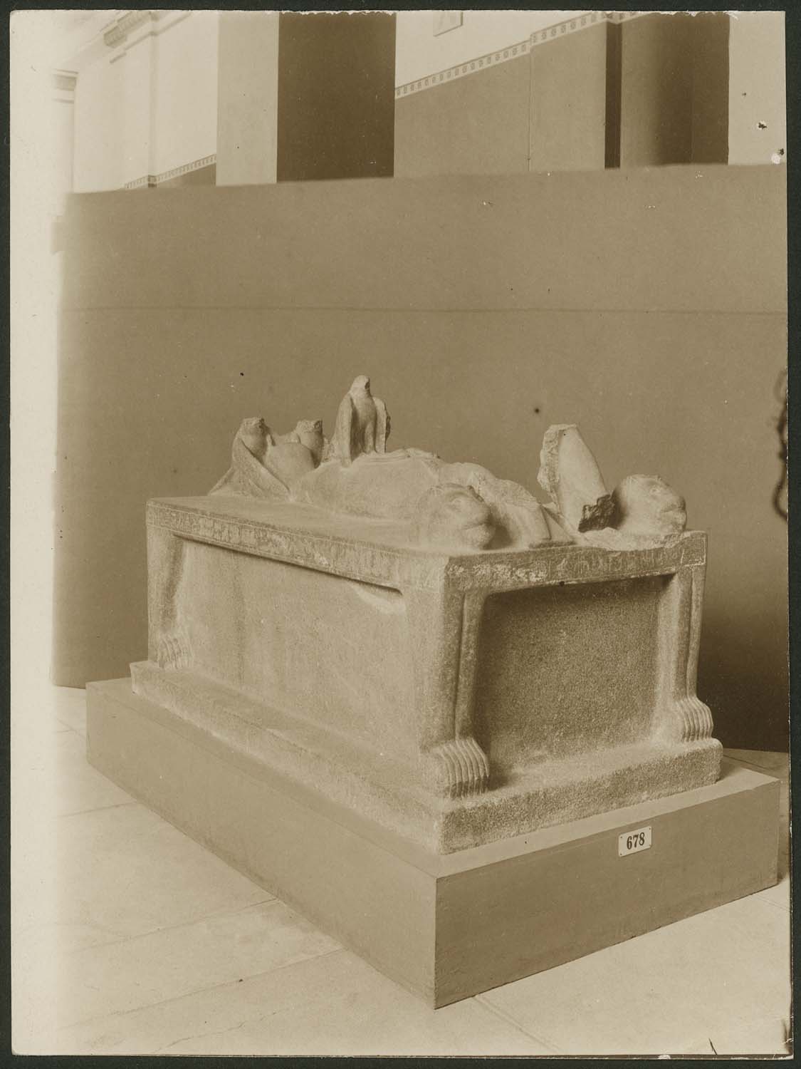 Lit funéraire d'Osiris, granit noir, trouvé à Abydos par Amélineau dans la tombe du roi Djer