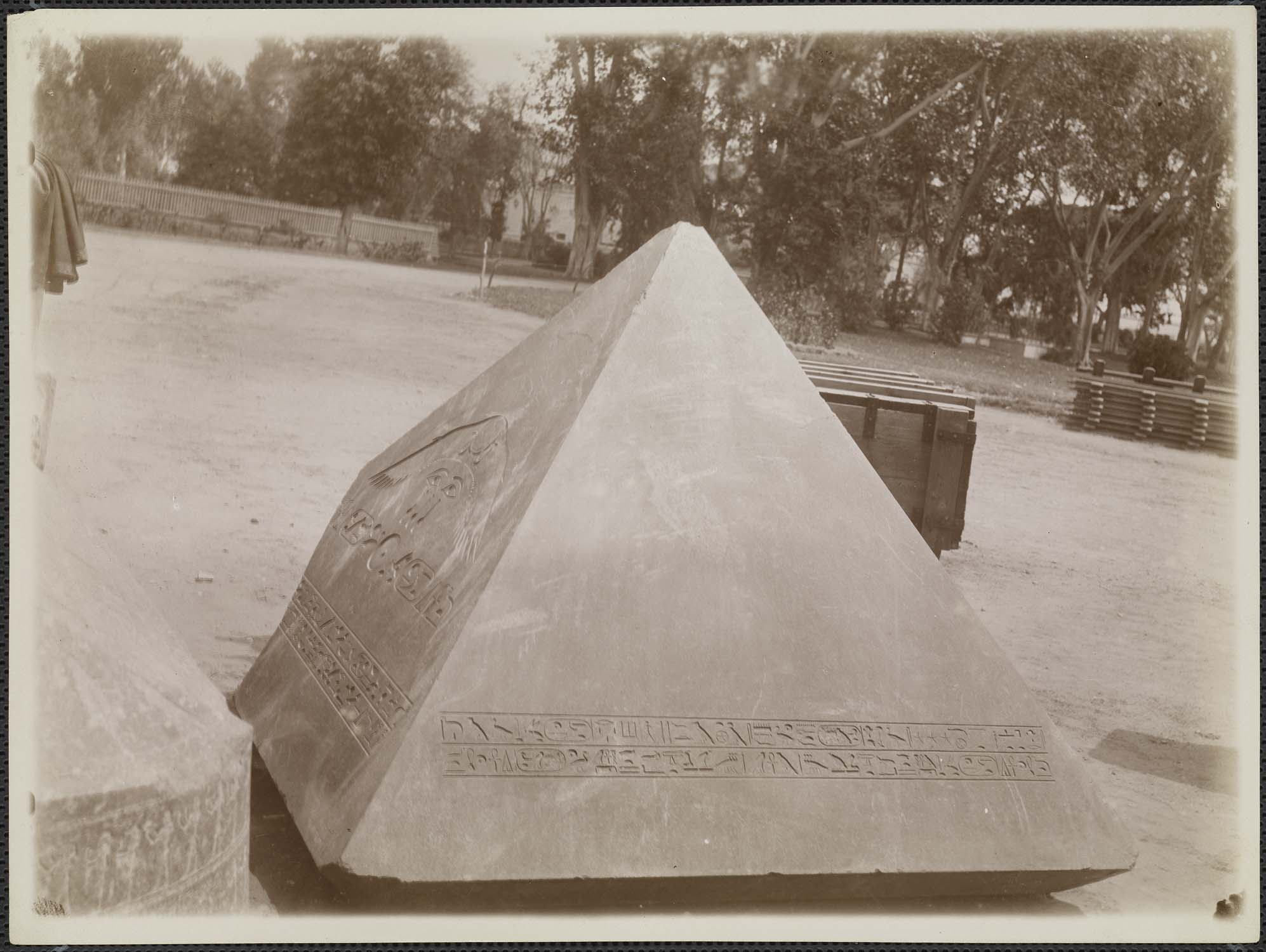 Pyramidion au nom d'Amenemhat III, granit noir, 12e dynastie, provenant de sa pyramide à Dashour