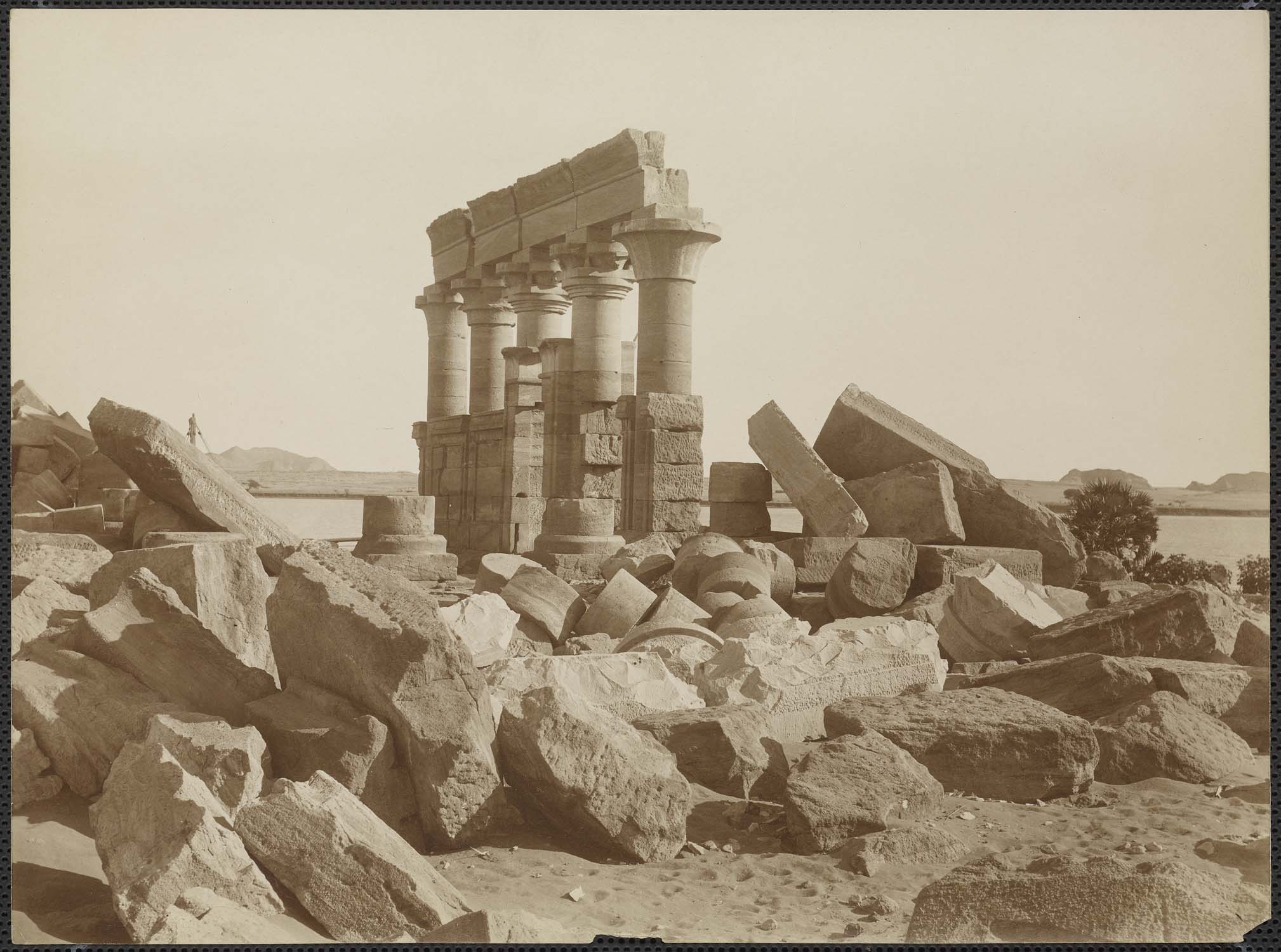 Temple de Maharakka ou Meharakka, Nubie, époque gréco-romaine : colonnes dressées au milieu des ruines