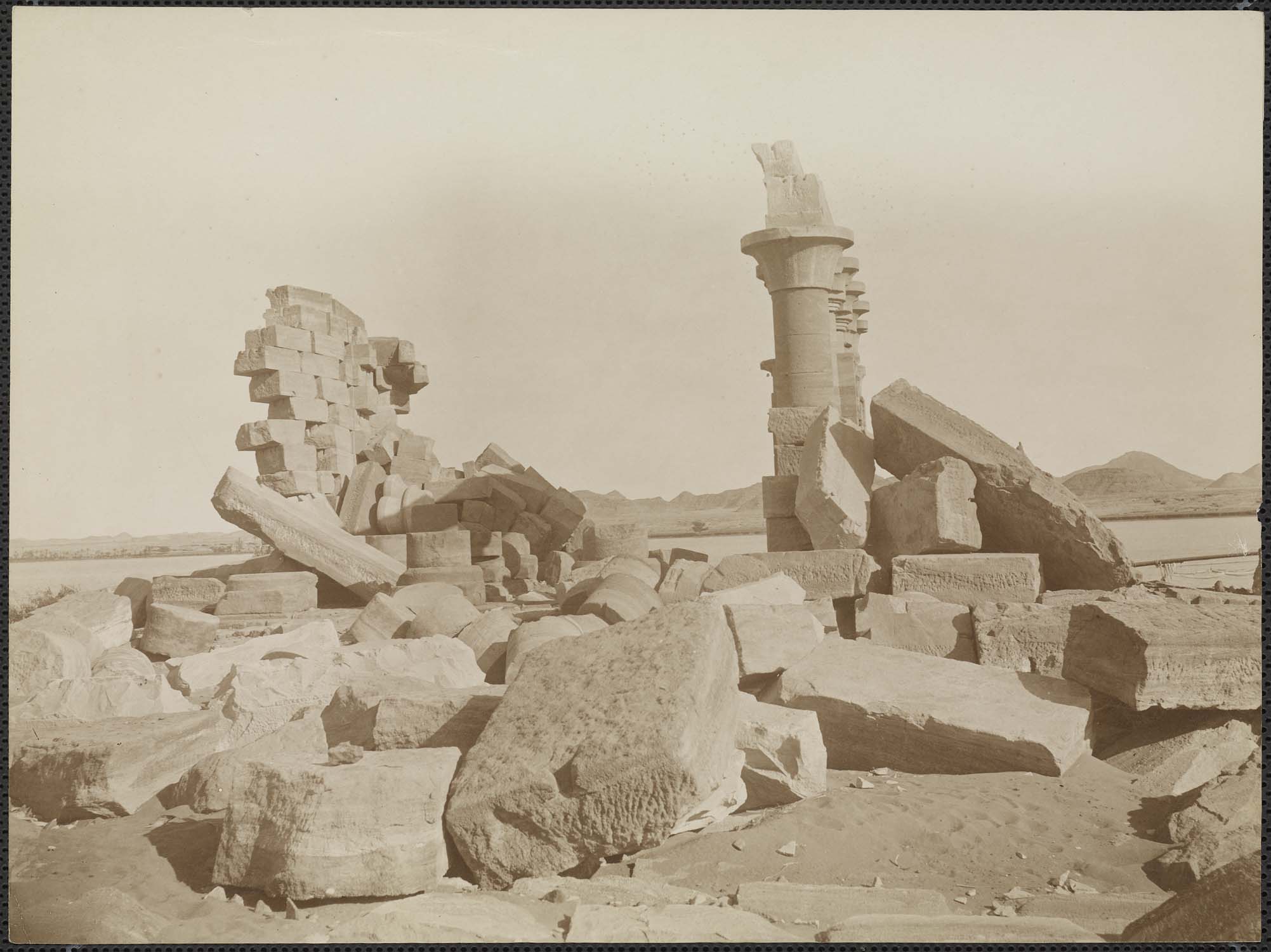 Temple de Maharakka ou Meharakka, Nubie, époque gréco-romaine : colonnes et vestiges d'un mur dressés au milieu des ruines