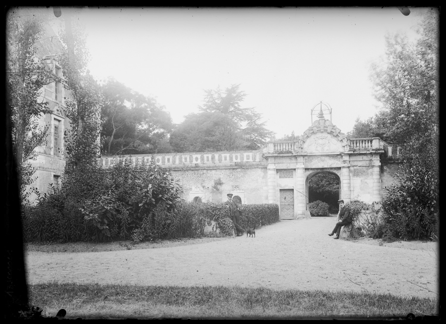 Cour et entrée du château