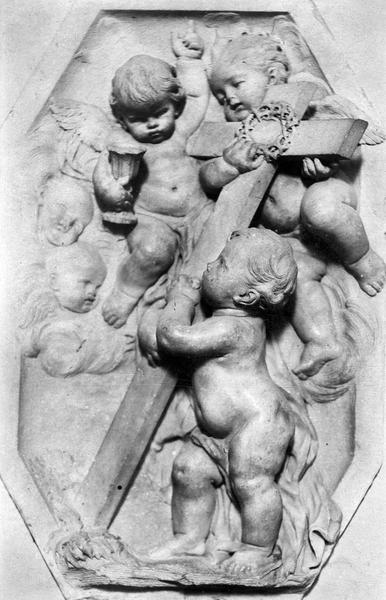 bas-relief : l'Enfant Jésus tenant la croix et deux angelots portant un calice et une couronne d'épines, vue générale