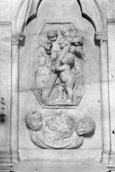 bas-reliefs : le Chef de saint Jean-Baptiste, l'Enfant Jésus tenant la croix et deux angelots portant un calice et une couronne d'épines, vue générale