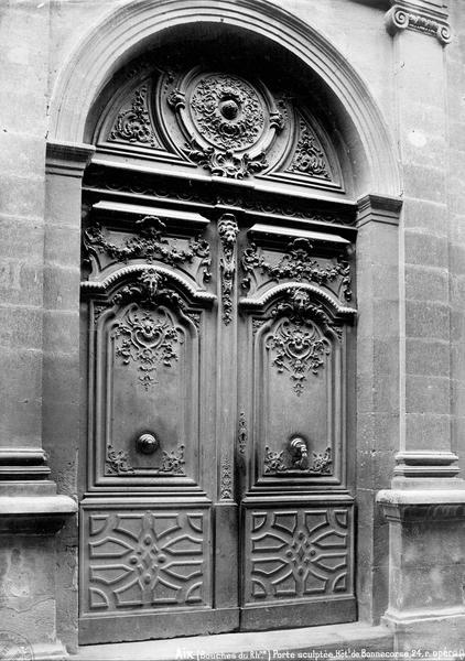 vantaux de la porte d'accès sur rue