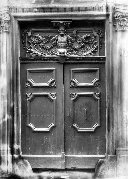 vantaux de la porte d'accès sur rue