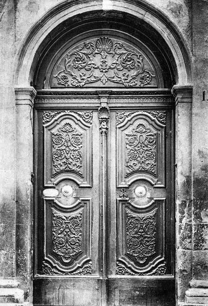 vantaux de la porte d'accès sur rue